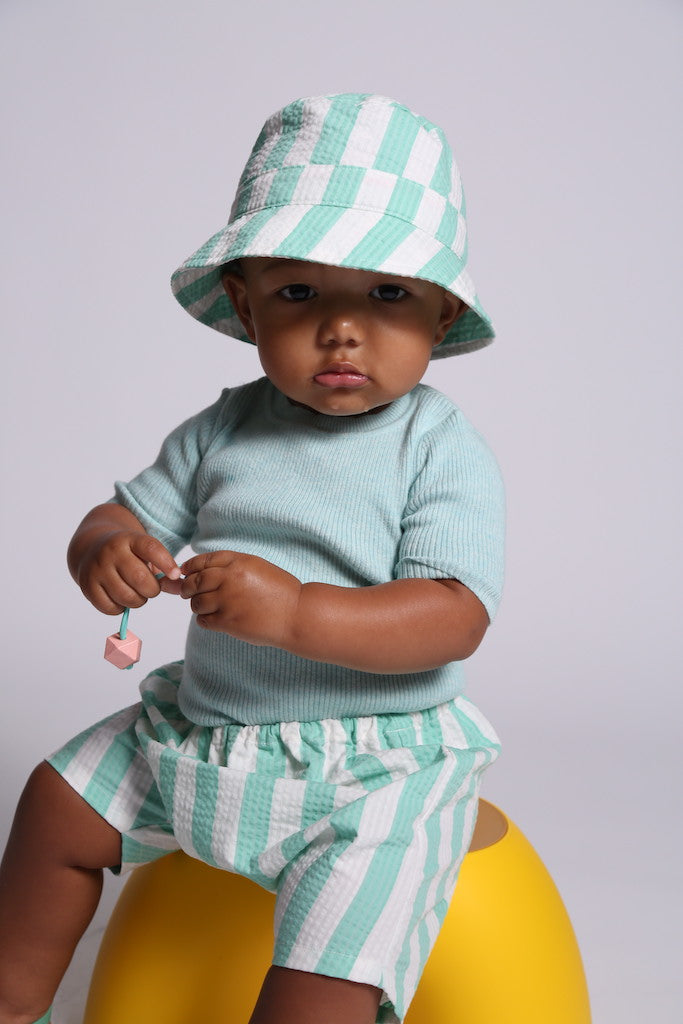 hat, bucket hat, cinched, stripe, seersucker, green, white, unisex, model photo