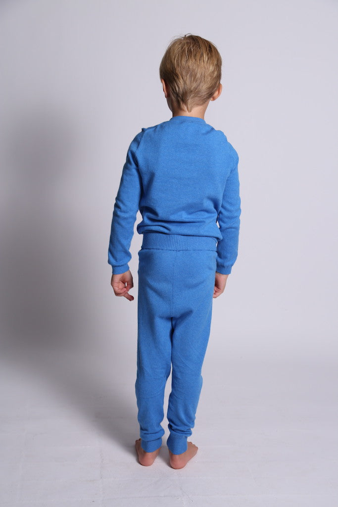 unisex, knit, kids, legging, loose fit, yarn, knit, soft, pajama, blue, model photo